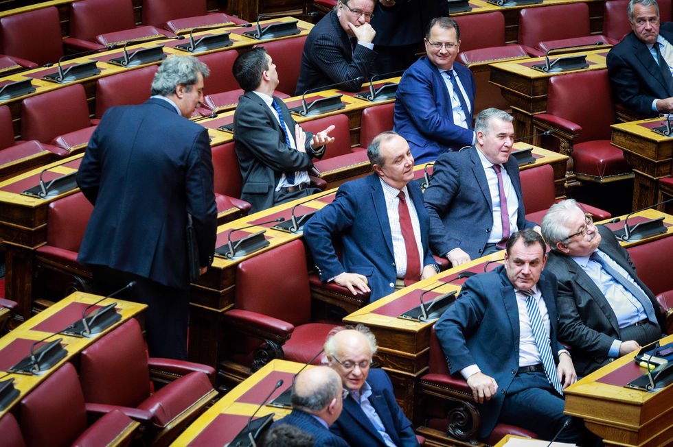 Πυρ ομαδόν από την αντιπολίτευση